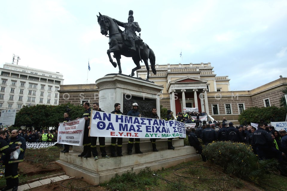 Protest rally by police officers against pension cuts / Πορεία εργαζομένων στα σώματα ασφαλείας