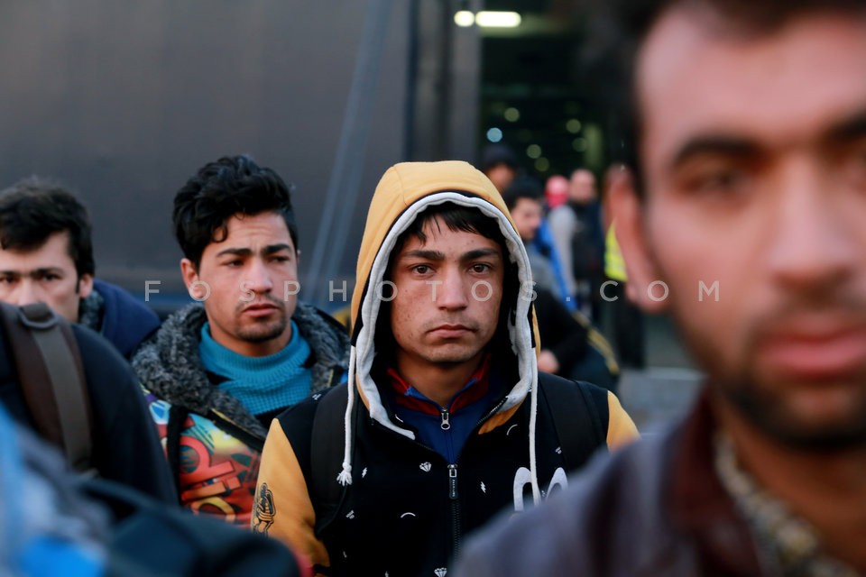 Immigrants and refugees disembark at Piraeus port / Μετανάστες και πρόσφυγες στον Πειραιά