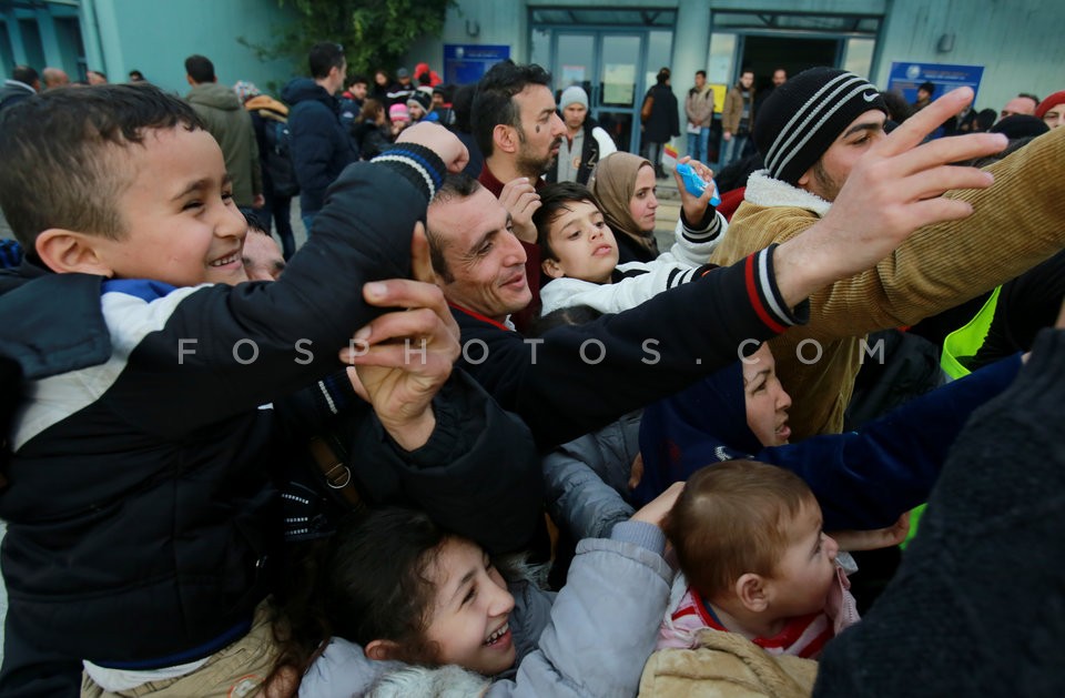 Immigrants and refugees disembark at Piraeus port / Μετανάστες και πρόσφυγες στον Πειραιά