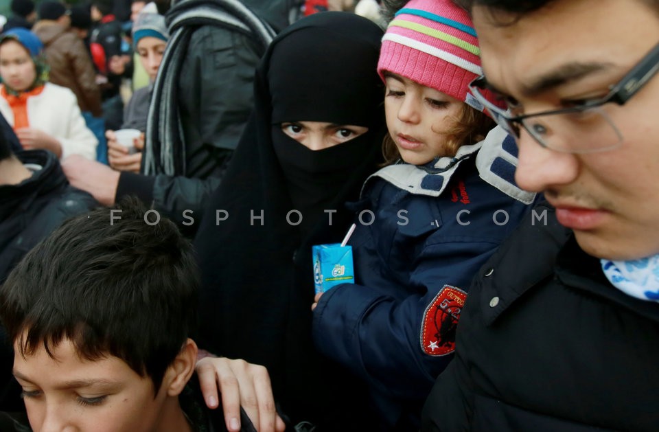 Immigrants and refugees disembark at Piraeus port / Μετανάστες και πρόσφυγες στον Πειραιά