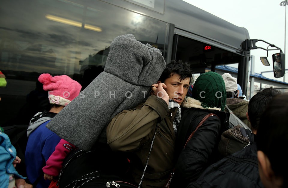 Immigrants and refugees disembark at Piraeus port / Μετανάστες και πρόσφυγες στον Πειραιά