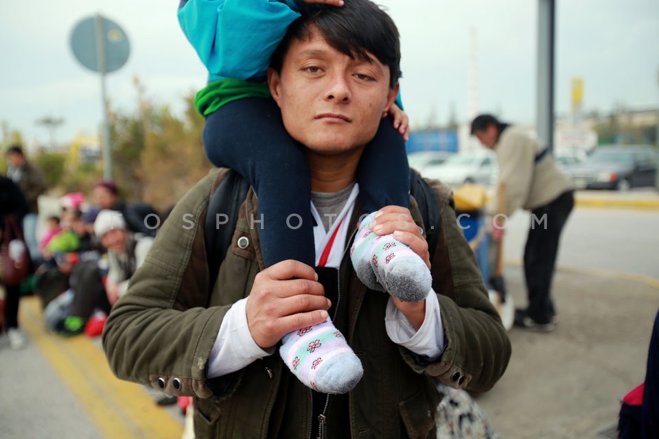 Immigrants and refugees disembark at Piraeus port / Μετανάστες και πρόσφυγες στον Πειραιά