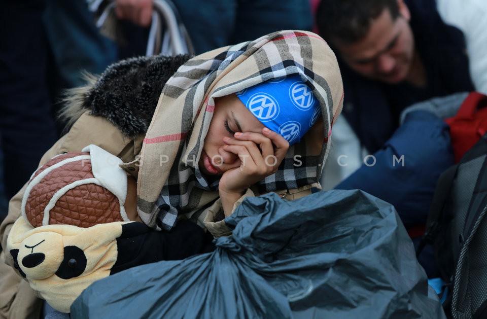 Immigrants and refugees disembark at Piraeus port / Μετανάστες και πρόσφυγες στον Πειραιά