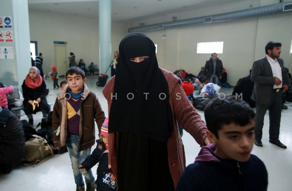 Immigrants and refugees disembark at Piraeus port / Μετανάστες και πρόσφυγες στον Πειραιά