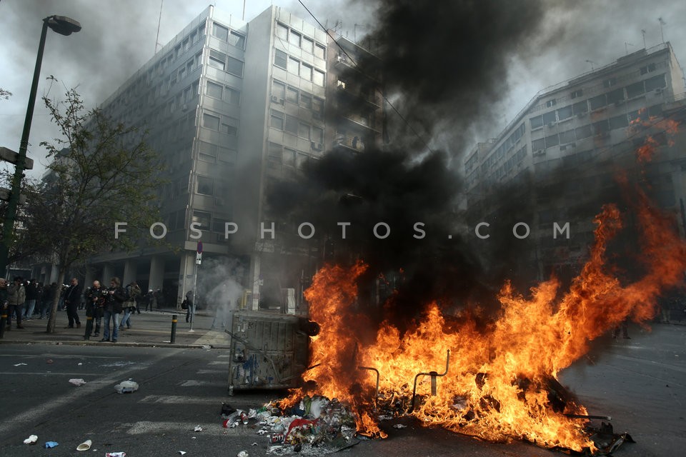 Clashes between farmers from the island of Crete and riot police  / Επεισόδια στο υπουργείο Γεωργίας