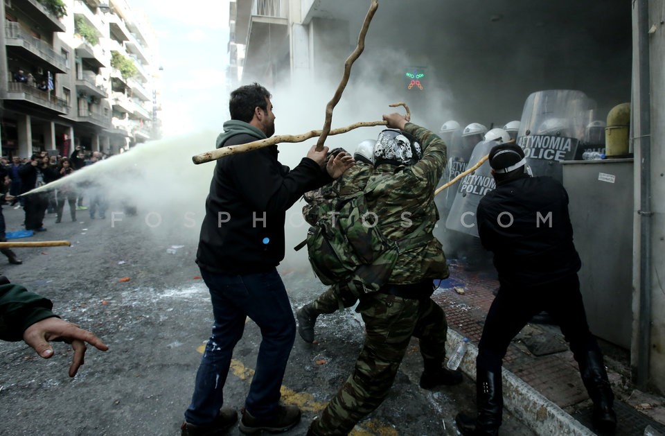 Clashes between farmers from the island of Crete and riot police  / Επεισόδια στο υπουργείο Γεωργίας