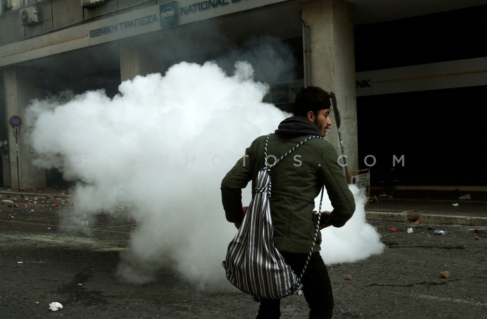 Clashes between farmers from the island of Crete and riot police  / Επεισόδια στο υπουργείο Γεωργίας