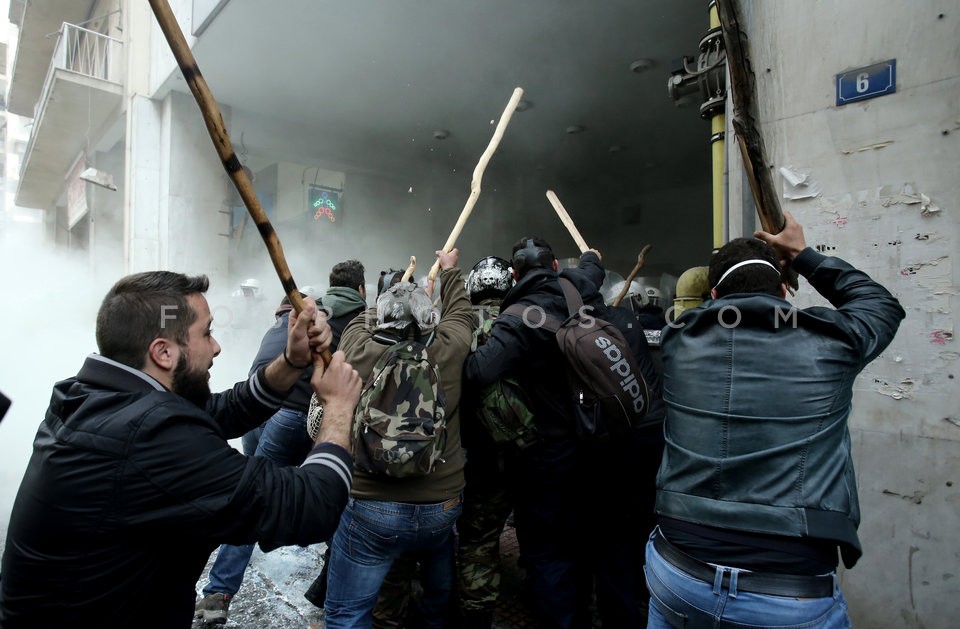 Clashes between farmers from the island of Crete and riot police  / Επεισόδια στο υπουργείο Γεωργίας