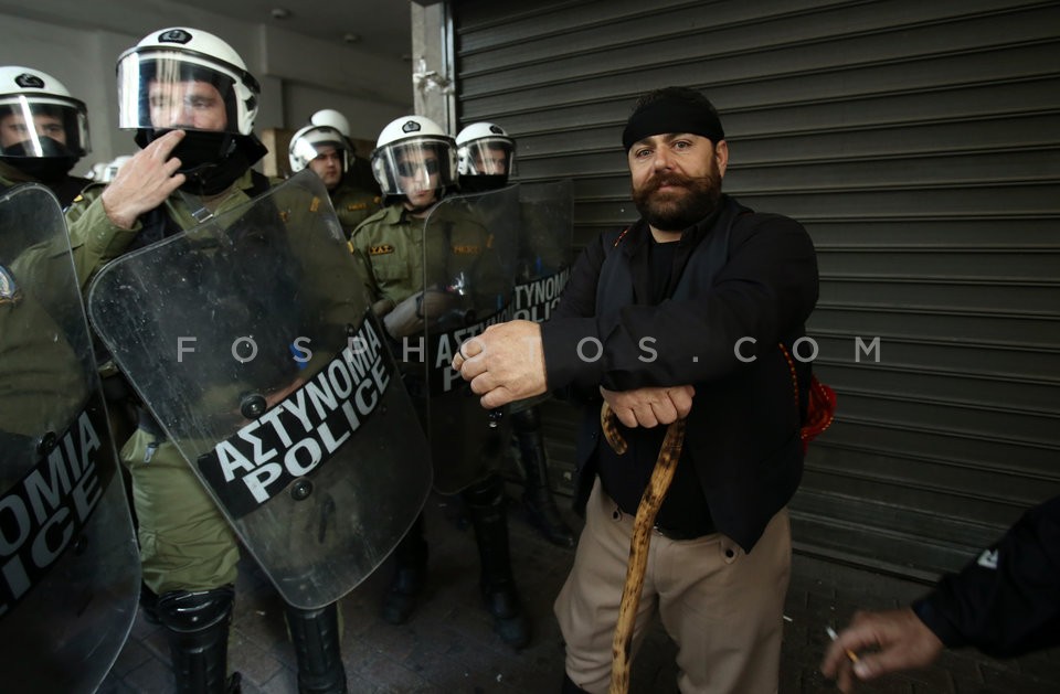 Clashes between farmers from the island of Crete and riot police  / Επεισόδια στο υπουργείο Γεωργίας