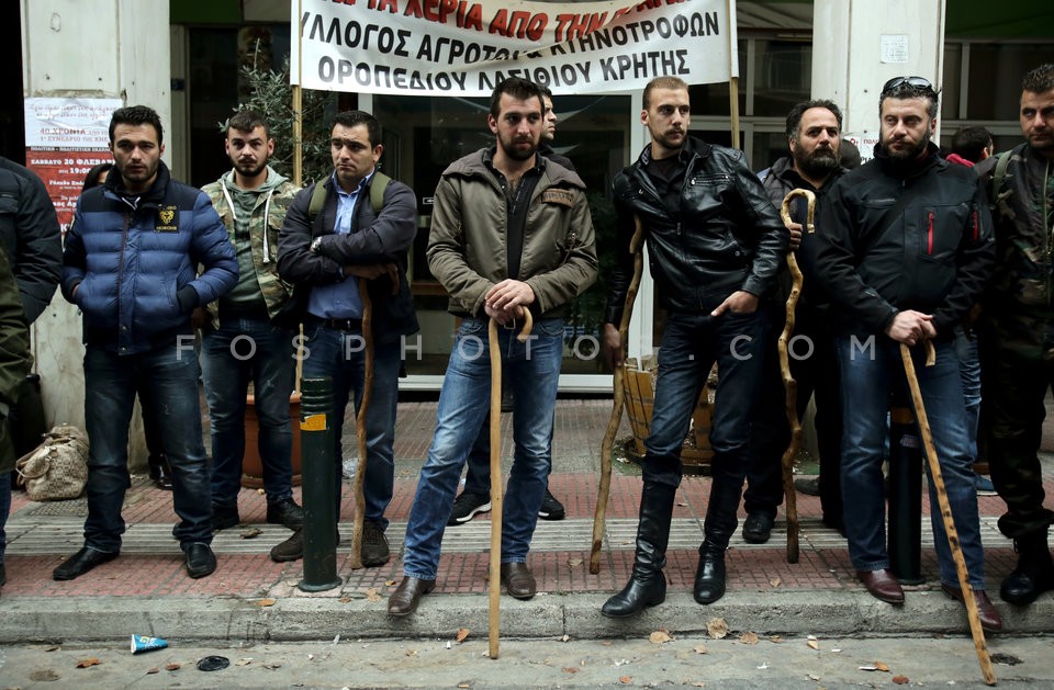 Clashes between farmers from the island of Crete and riot police  / Επεισόδια στο υπουργείο Γεωργίας