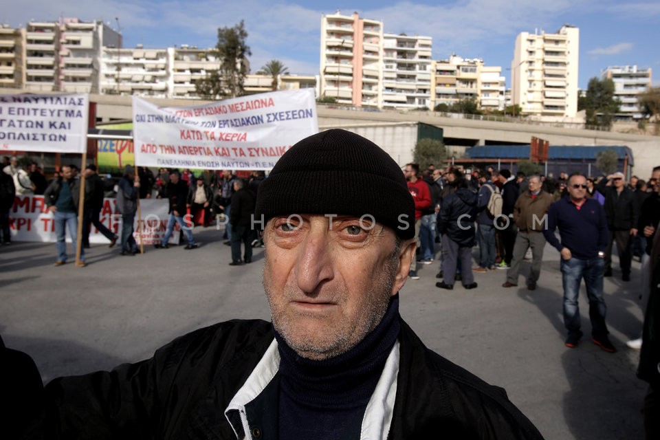 Maritime workers hold protest rally at Piraeus port / Πορεία διαμαρτυρίας ναυτεργατών