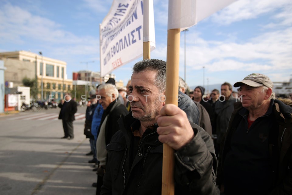 Maritime workers hold protest rally at Piraeus port / Πορεία διαμαρτυρίας ναυτεργατών