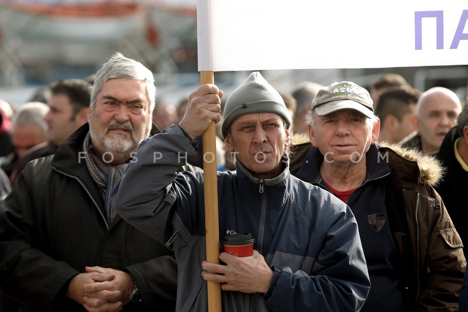 Maritime workers hold protest rally at Piraeus port / Πορεία διαμαρτυρίας ναυτεργατών