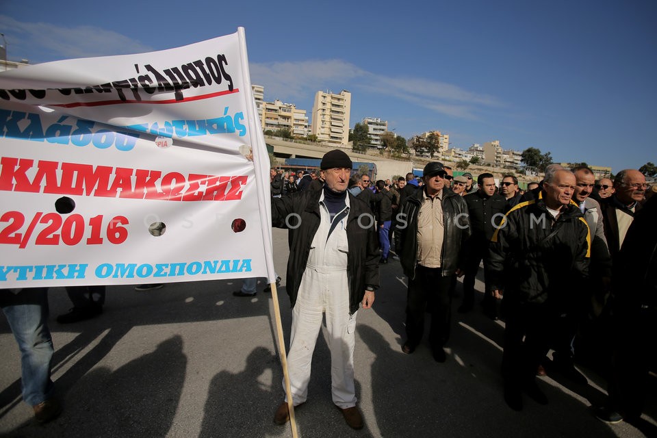 Maritime workers hold protest rally at Piraeus port / Πορεία διαμαρτυρίας ναυτεργατών