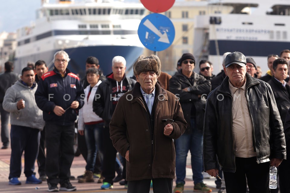 Maritime workers hold protest rally at Piraeus port / Πορεία διαμαρτυρίας ναυτεργατών