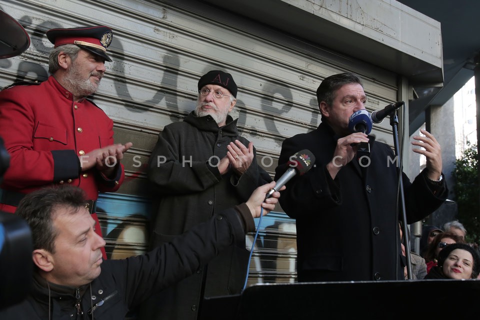 Dionysis Savvopoulos sings for the reopening of the cinemas 