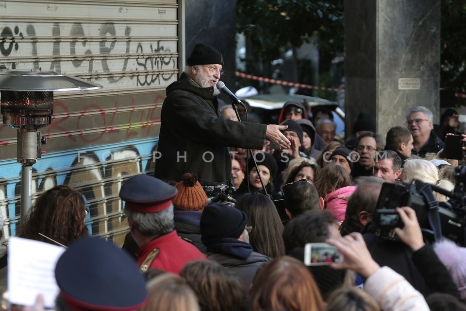 Dionysis Savvopoulos sings for the reopening of the cinemas 