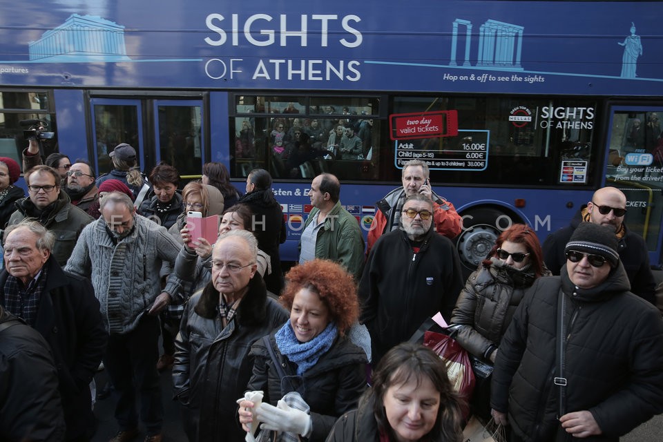 Dionysis Savvopoulos sings for the reopening of the cinemas 