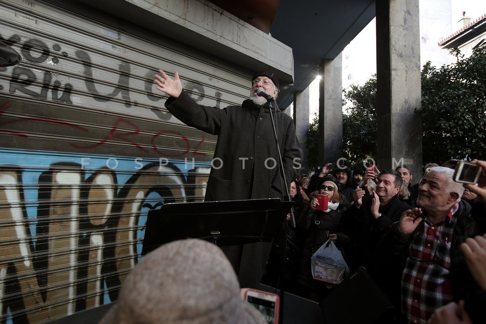 Dionysis Savvopoulos sings for the reopening of the cinemas 