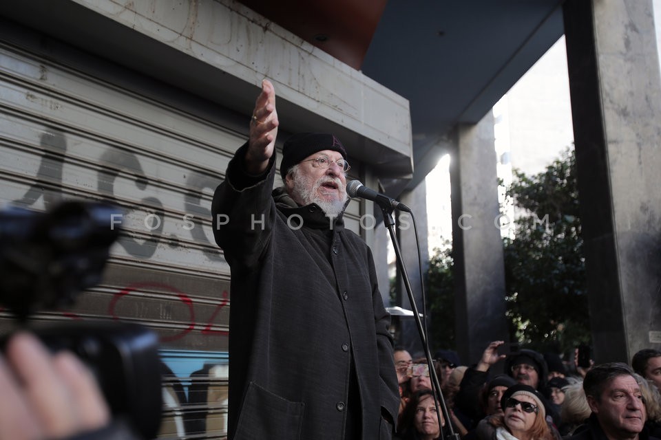 Dionysis Savvopoulos sings for the reopening of the cinemas 