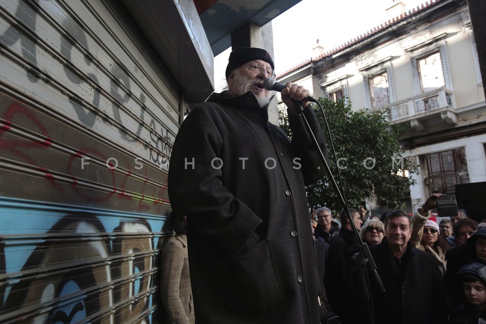 Dionysis Savvopoulos sings for the reopening of the cinemas 