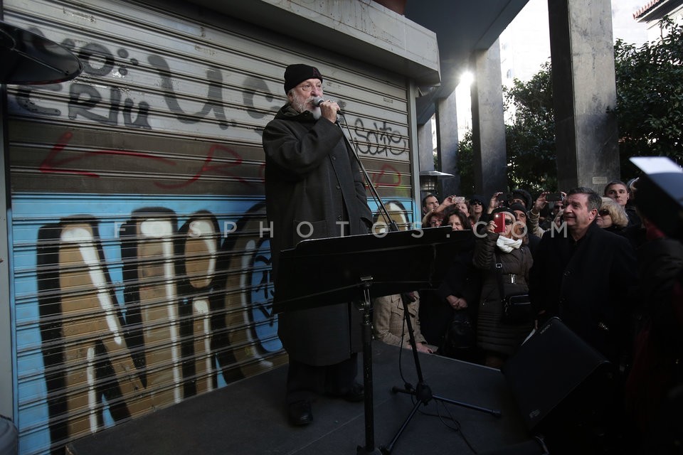 Dionysis Savvopoulos sings for the reopening of the cinemas 