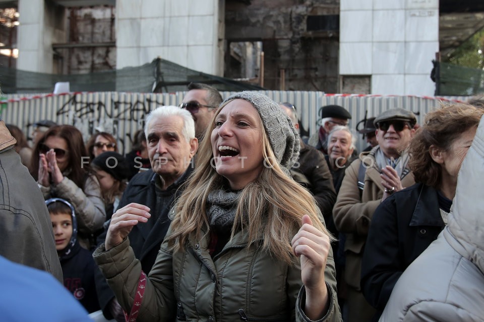 Dionysis Savvopoulos sings for the reopening of the cinemas 