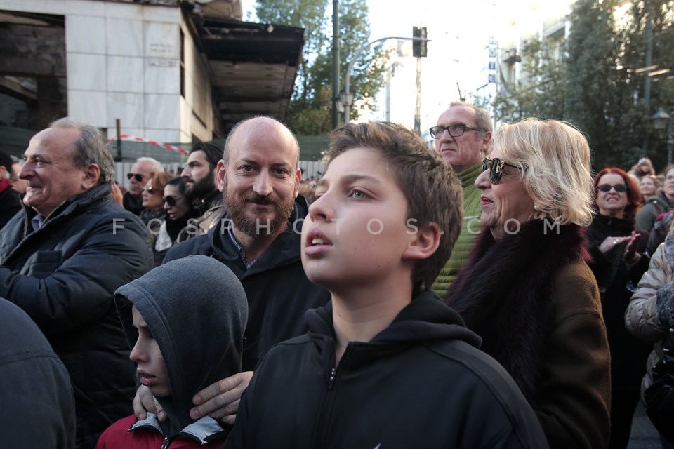 Dionysis Savvopoulos sings for the reopening of the cinemas 