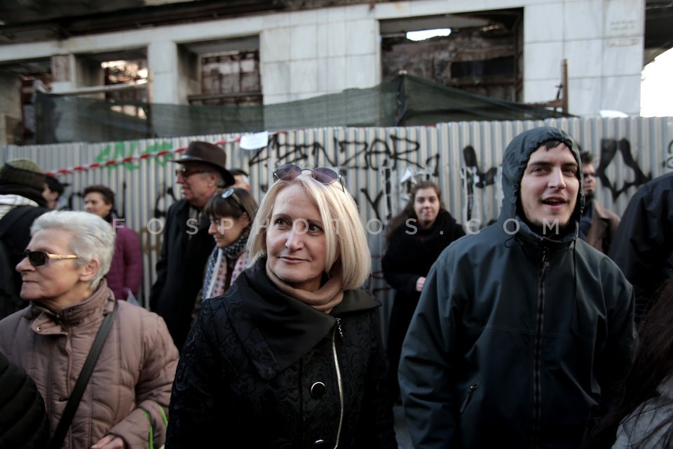 Dionysis Savvopoulos sings for the reopening of the cinemas 