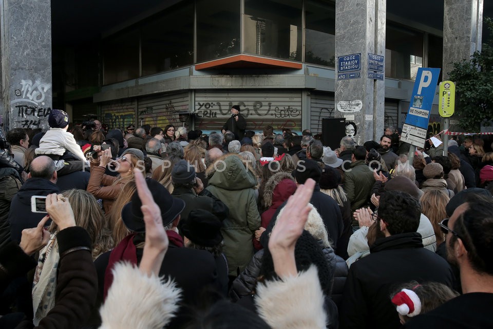 Dionysis Savvopoulos sings for the reopening of the cinemas 