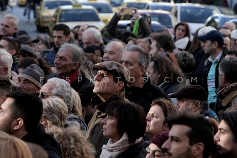 Dionysis Savvopoulos sings for the reopening of the cinemas 