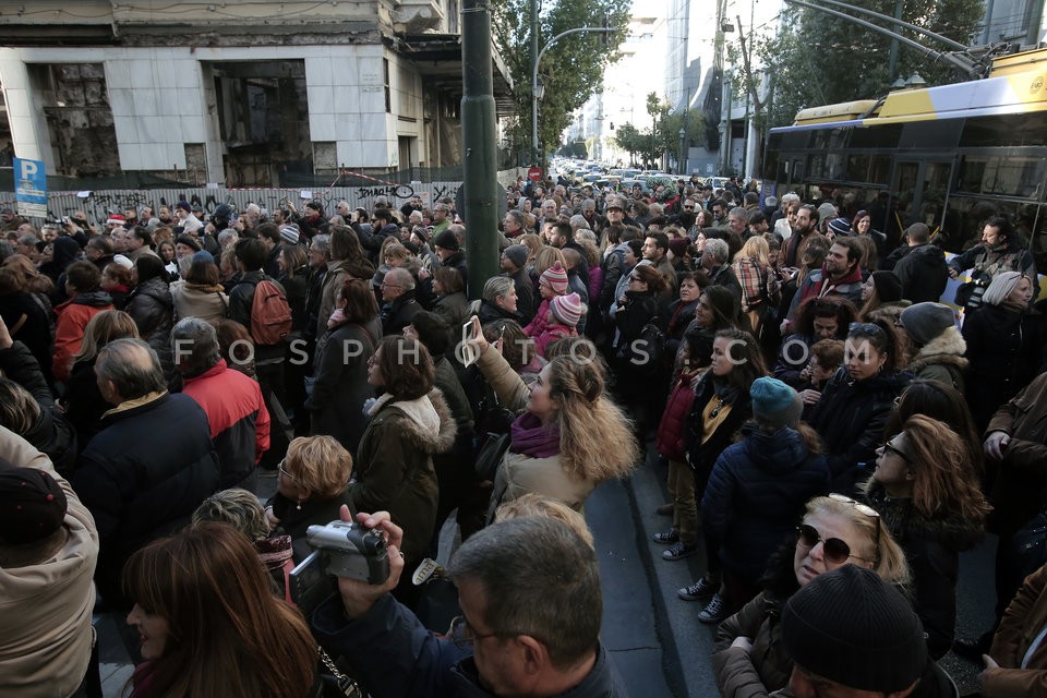 Dionysis Savvopoulos sings for the reopening of the cinemas 