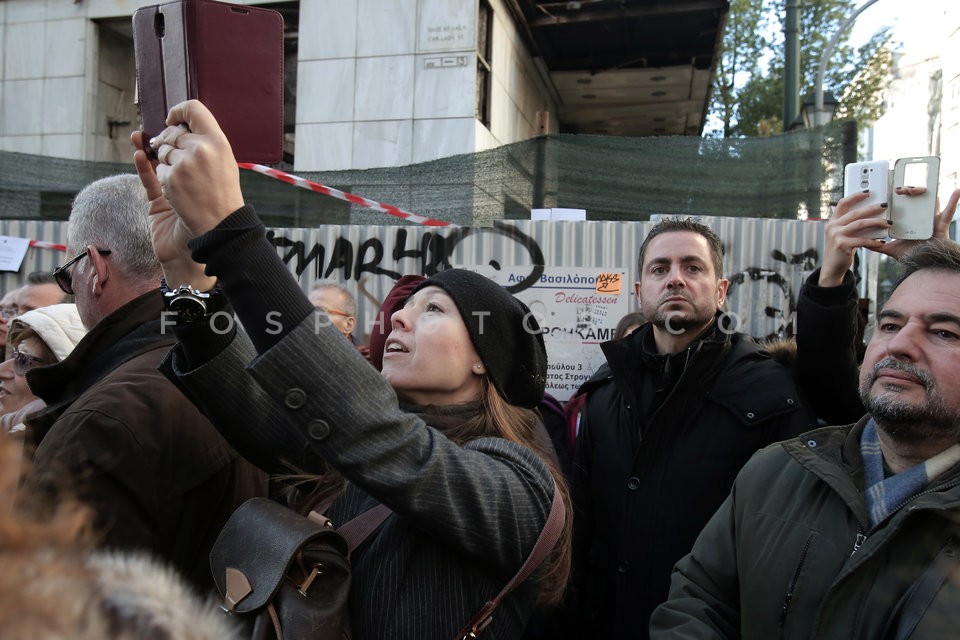 Dionysis Savvopoulos sings for the reopening of the cinemas 