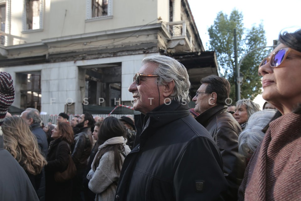 Dionysis Savvopoulos sings for the reopening of the cinemas 