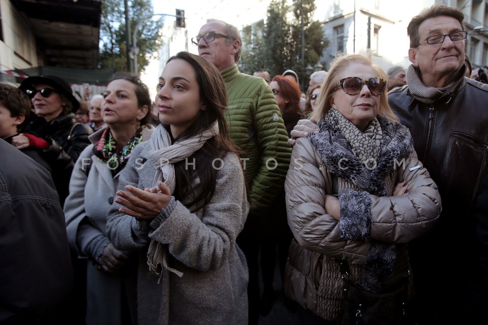 Dionysis Savvopoulos sings for the reopening of the cinemas 