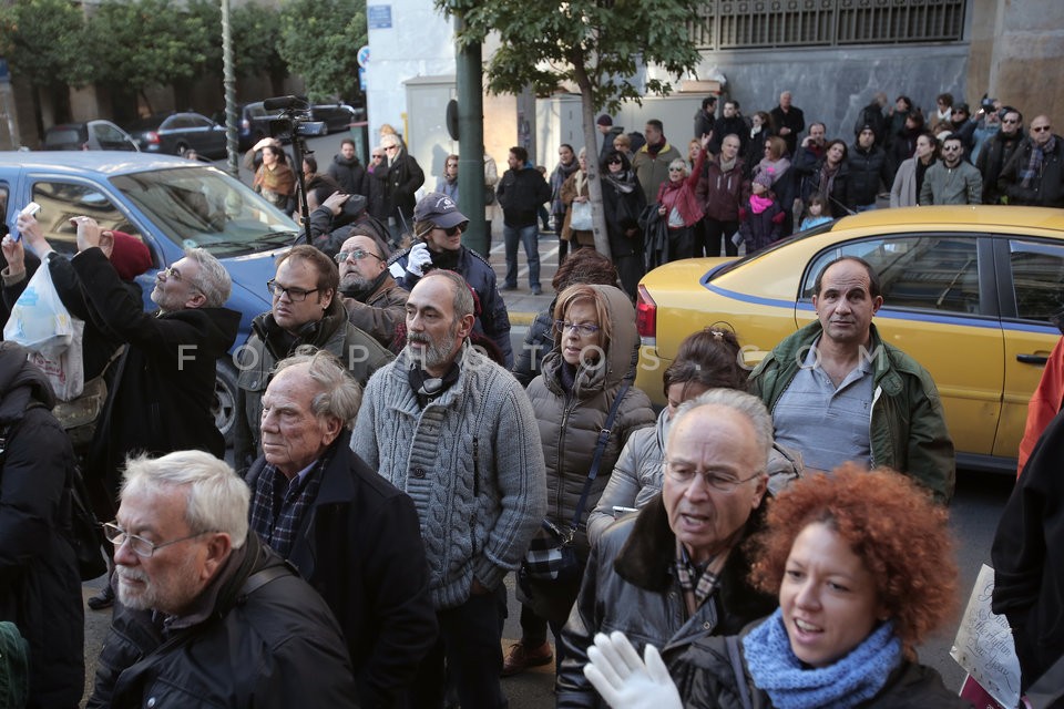 Dionysis Savvopoulos sings for the reopening of the cinemas 