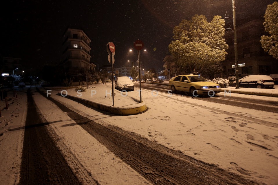 Snow in Athens suburbs / Χιονόπτωση στην Αθήνα και τα προάστια