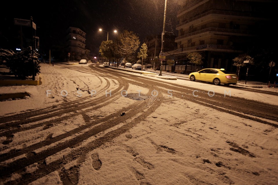 Snow in Athens suburbs / Χιονόπτωση στην Αθήνα και τα προάστια