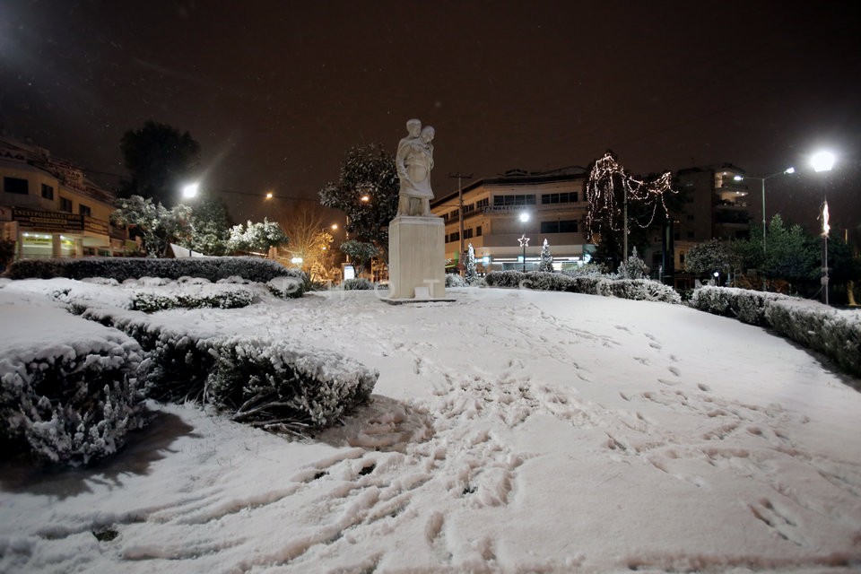 Snow in Athens suburbs / Χιονόπτωση στην Αθήνα και τα προάστια