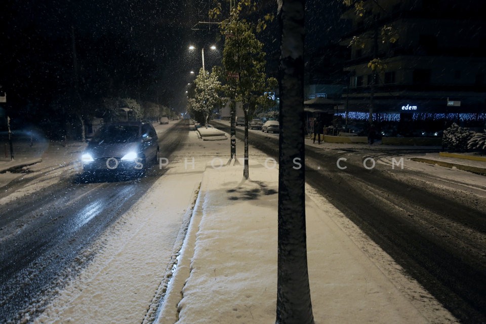 Snow in Athens suburbs / Χιονόπτωση στην Αθήνα και τα προάστια