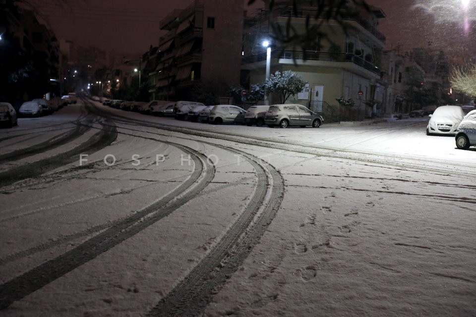 Snow in Athens suburbs / Χιονόπτωση στην Αθήνα και τα προάστια