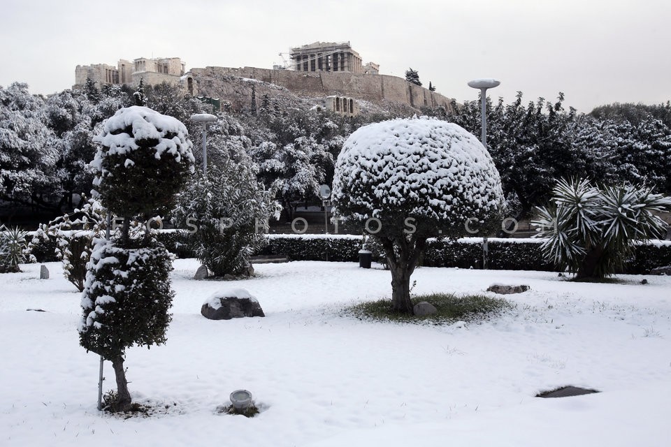 Snow in central Athens  / Εικόνες απο την Αθήνα μετά απο την χιονόπτωση