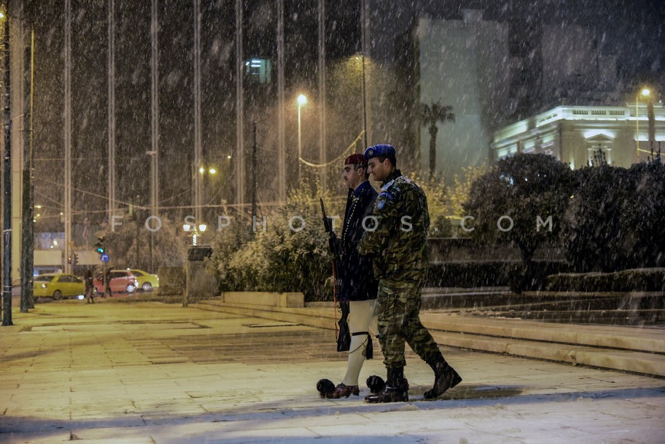 Snow in Athens suburbs / Χιονόπτωση στην Αθήνα και τα προάστια