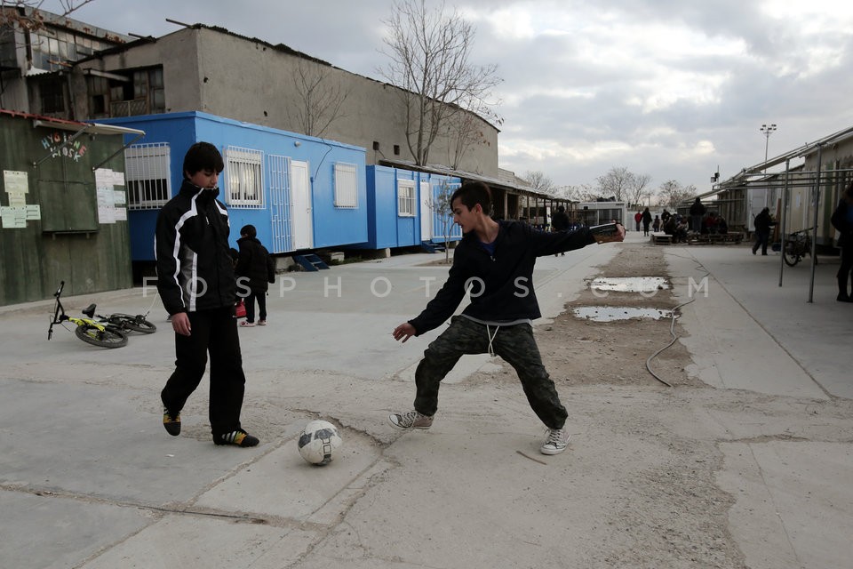 Refugees at the Eleonas camp in Athens / Κέντρο φιλοξενίας προσφύγων στον Ελαιώνα