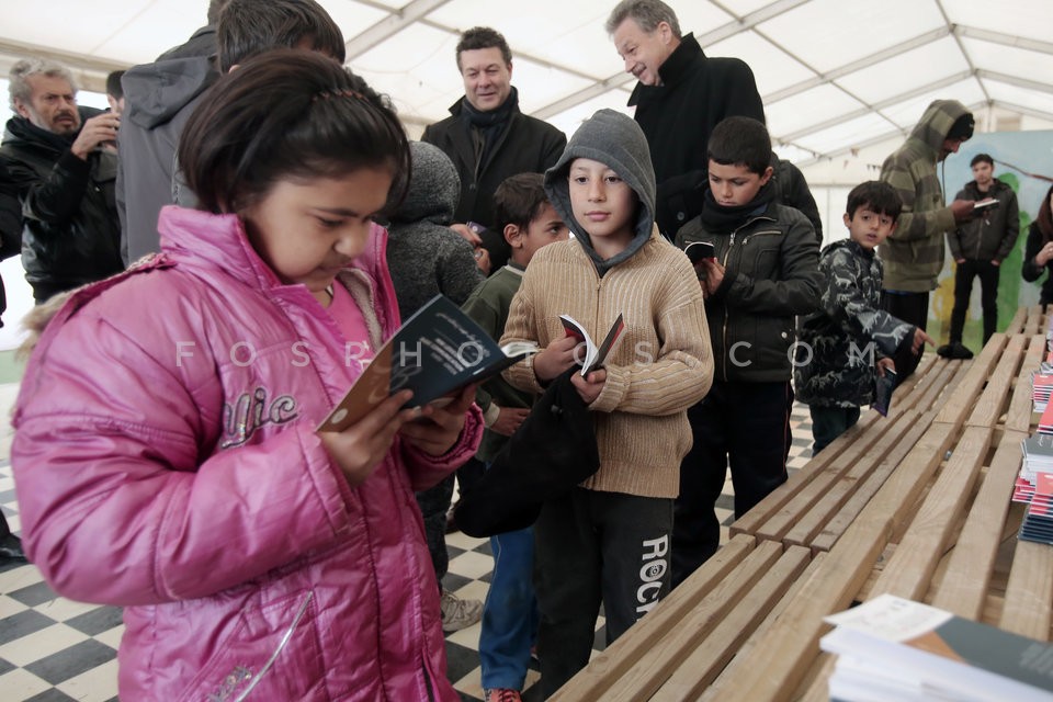 Refugees at the Eleonas camp in Athens / Κέντρο φιλοξενίας προσφύγων στον Ελαιώνα