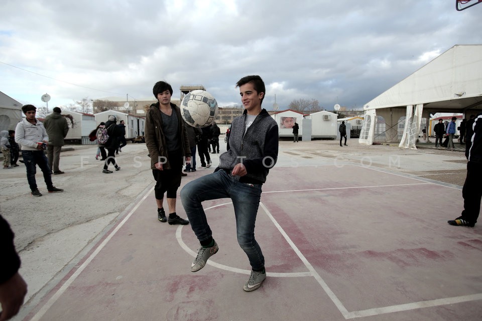 Refugees at the Eleonas camp in Athens / Κέντρο φιλοξενίας προσφύγων στον Ελαιώνα