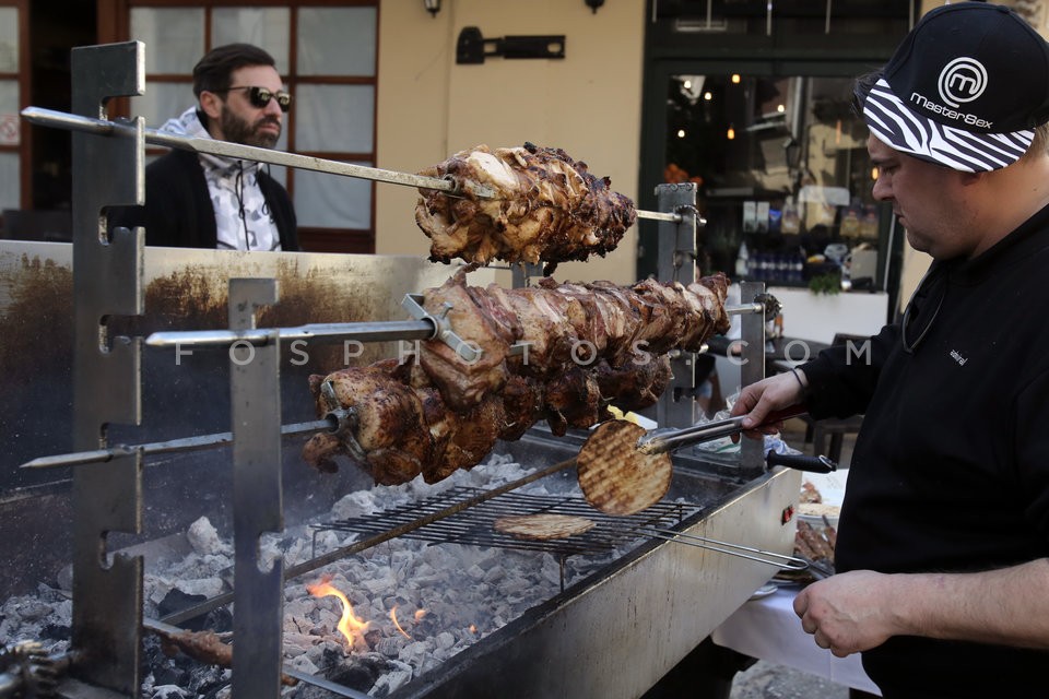 Tsiknopempti in central Athens / Τσικνοπέμπτη στο κέντρο της Αθήνας