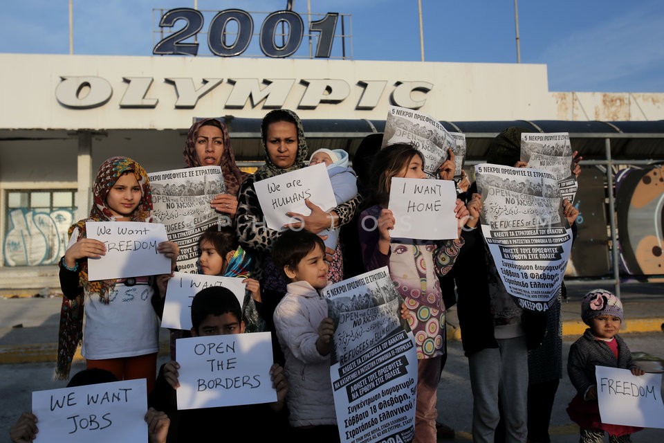 Protest rally at the refugee camp at Hellenikon airport / Συγκέντρωση στο κέντρο φιλοξενίας προσφύγων στο Ελληνικό