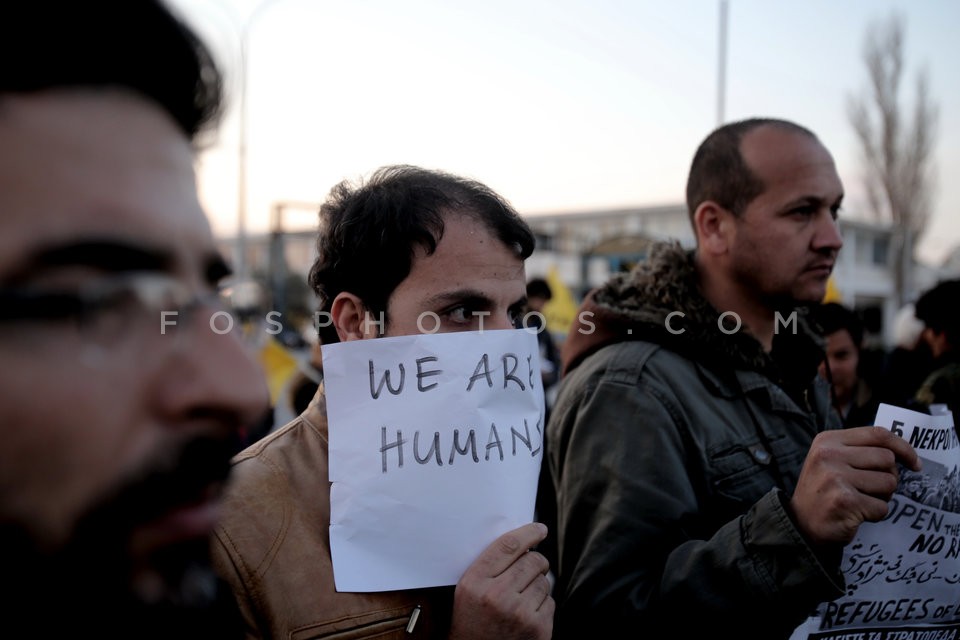 Protest rally at the refugee camp at Hellenikon airport / Συγκέντρωση στο κέντρο φιλοξενίας προσφύγων στο Ελληνικό