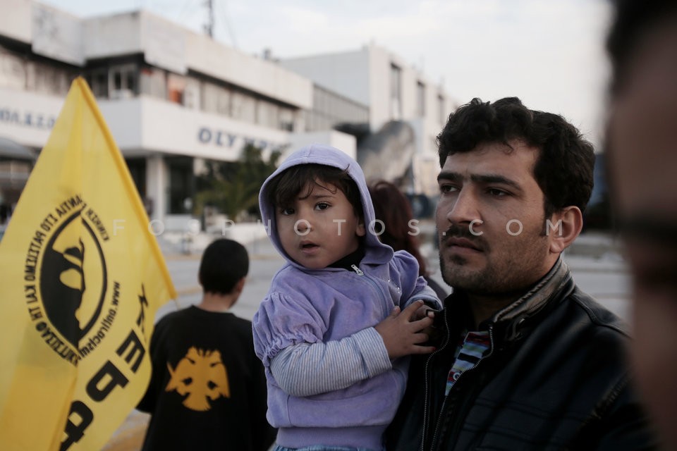 Protest rally at the refugee camp at Hellenikon airport / Συγκέντρωση στο κέντρο φιλοξενίας προσφύγων στο Ελληνικό